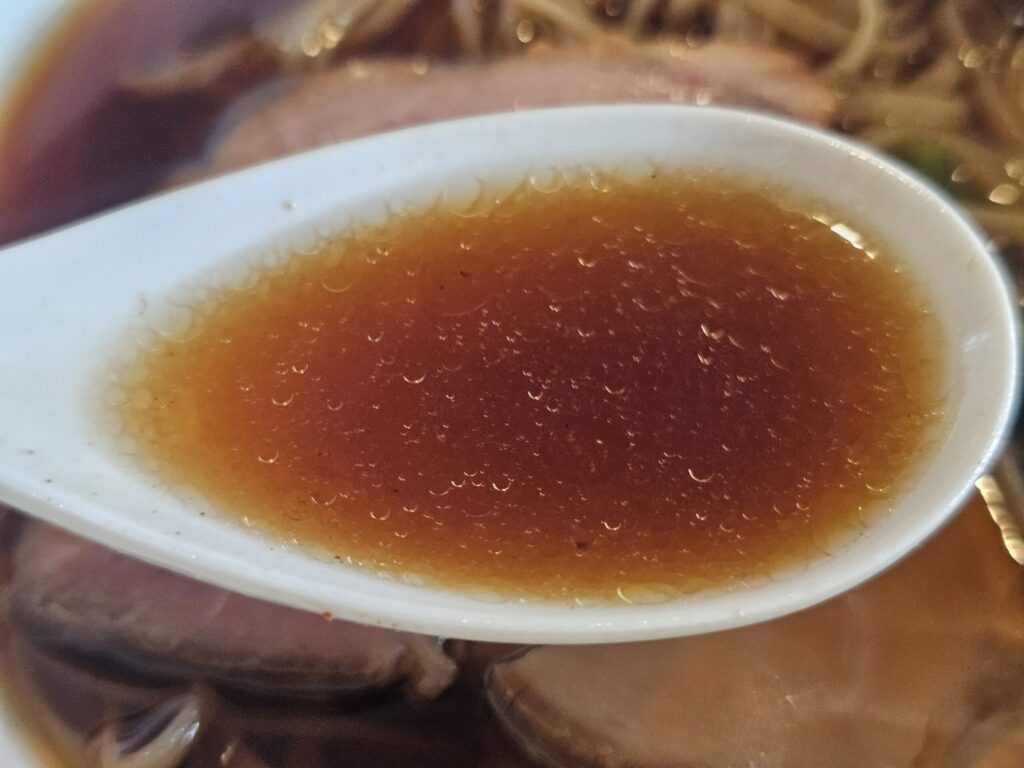 本八幡『菜』のらーめん（醤油）のスープ