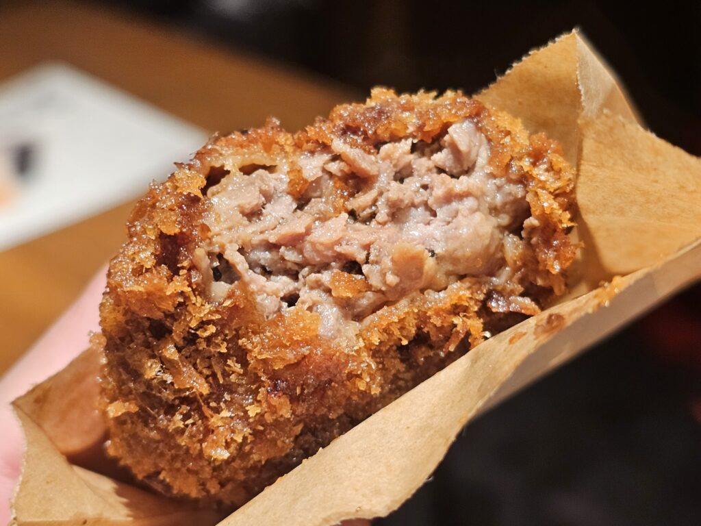 肉汁溢れるメンチカツの断面